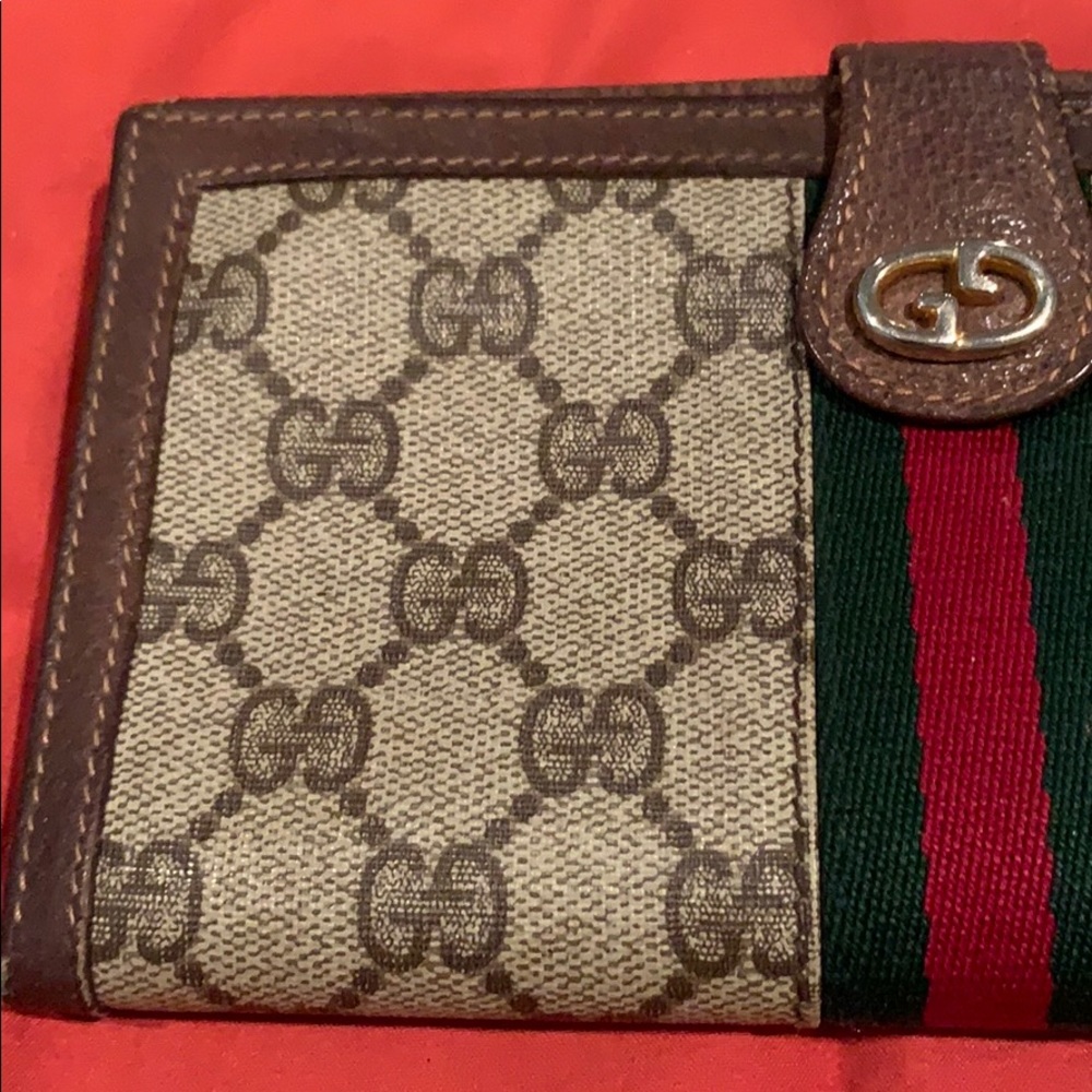 GUCCI, ITALY, VINTAGE TRI FOLD W. GREEN/RED STRIPE